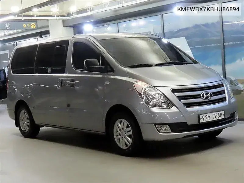 2016 Grand Starex 5-Seater Van Modern