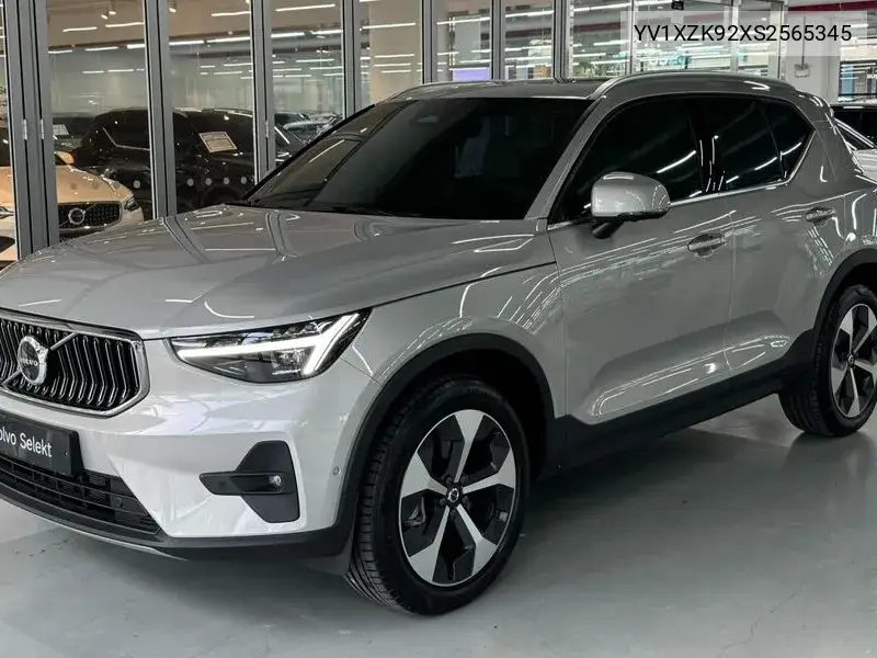 2025 Xc40 B4 Ultra Bright